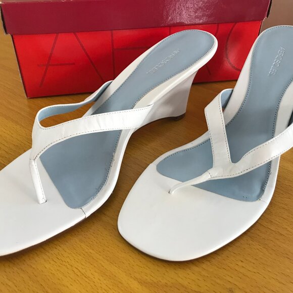 Aerosoles Women’s Size 10 White Patent Leather Wedge Sandals Slip-On Thong - Picture 1 of 6